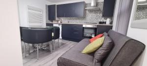 un soggiorno con divano e una cucina di Cosy one bedroom Apartment a Liverpool