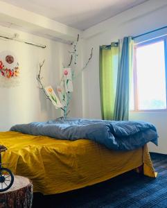 una camera con letto giallo e finestra di The Ivy House Sethan a Manāli Altre 37 foto