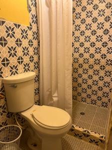 La salle de bains est pourvue d'une douche et de toilettes. dans l'établissement Hostal Cay, à Bastimentos