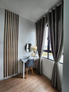 um quarto com uma secretária e uma janela em Klia Horizon Suite Kota Warisan em Sepang