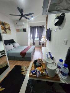 sala de estar con cama y mesa en una habitación en Klia Horizon Suite Kota Warisan en Sepang