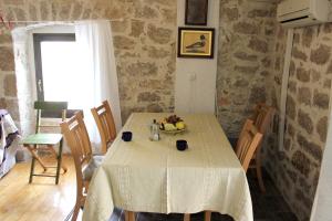 Posezení v ubytování Comfortable apartment in Betina, 52 m², air-conditioned