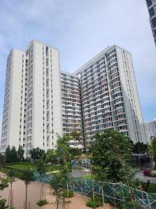 dos edificios altos con un parque delante de ellos en Klia Horizon Suite Kota Warisan, en Sepang