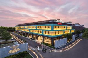 un revestimiento del exterior de un edificio en Courtyard by Marriott Shanghai International Tourism and Resorts Zone en Shanghái