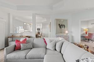 Гостиная зона в 5294 Umbrella Pool Rd home