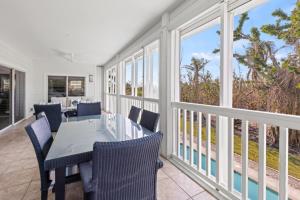 Балкон или терраса в 5294 Umbrella Pool Rd home