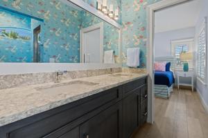 Кровать или кровати в номере 5294 Umbrella Pool Rd home