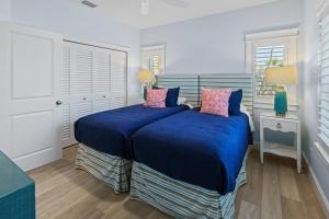Кровать или кровати в номере 5294 Umbrella Pool Rd home
