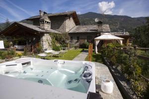 bañera en el patio de una casa en Le Parfum du Sel, en Aosta