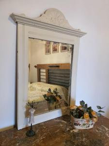 a mirror in a room with a bed in it at Casa Colibrí in San Carlos de Bolívar
