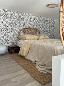 um quarto com uma cama com papel de parede floral em Tiny house 15min away from Opera Garnier em Argenteuil