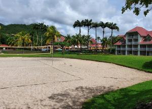 Tenis dan/atau kemudahan skuasy di TI OASIS Trinidad, Studio vue Mer à P&Vac village-club atau berdekatan