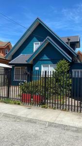 una casa azul con una valla delante de ella en Casa sector residencial 3 dormitorios, en Puerto Montt