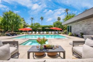 uma piscina com mesa e cadeiras e uma piscina em Polo Villa 3 by AvantStay Backyard Retreat w Pool, Spa & Firepit 260-328 6 bedrooms em La Quinta