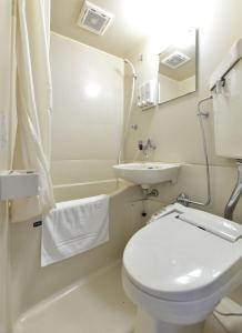 福岡市にあるNissay Hotel Fukuoka - Vacation STAY 80182vのバスルーム(トイレ、洗面台付)