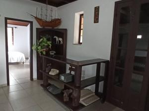 Cette chambre comprend une table en bois. dans l'établissement Casa de Campo: Sítio Santa Helena-Mendes RJ, à Mendes