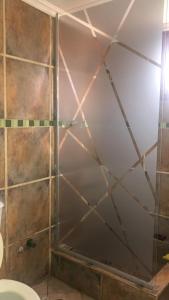 eine Duschkabine im Bad mit WC in der Unterkunft Dream Landscape in Ushuaia