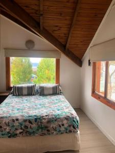 um quarto com uma cama grande e uma janela em Dream Landscape em Ushuaia