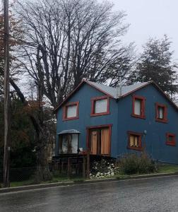 una casa azul sentada al lado de una calle en Dream Landscape en Ushuaia