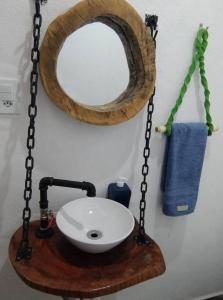La salle de bains est pourvue d'un lavabo et d'un miroir. dans l'établissement Casa de Campo: Sítio Santa Helena-Mendes RJ, à Mendes