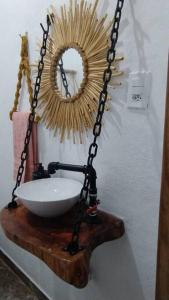 - un bol sur une table en bois avec un miroir dans l'établissement Casa de Campo: Sítio Santa Helena-Mendes RJ, à Mendes