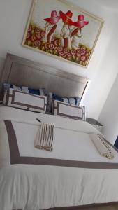 Schlafzimmer mit einem Bett mit Wandgemälde in der Unterkunft Playa Coral Condo in Paradise F22 in Punta Cana