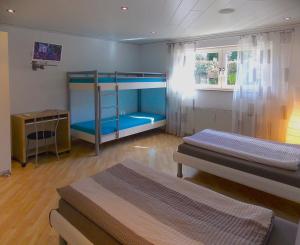 Postel nebo postele na pokoji v ubytování Gästehaus ALBA - garantiert Tickets für Rulantica und Europa Park über uns