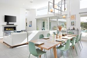 jadalnia z drewnianym stołem i zielonymi krzesłami w obiekcie Polo Villa 8 by AvantStay Kitchen, Pool & Spa 260-326 6 Bedrooms w mieście La Quinta