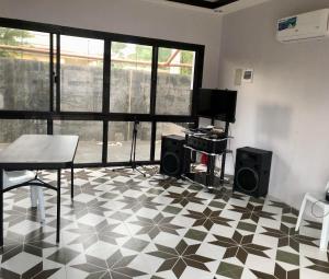 een kamer met een vloer met een tafel en luidsprekers bij Magooz Homestay in Magamomo