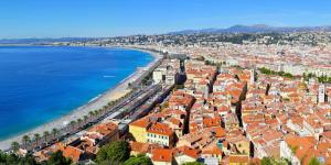 una vista aérea de una ciudad junto al océano en Escapades Ensoleillées, en Niza