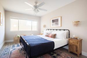 - une chambre avec un lit et un ventilateur de plafond dans l'établissement Seashore X by AvantStay Chic La Jolla Flat 5mins from the Beach, à San Diego