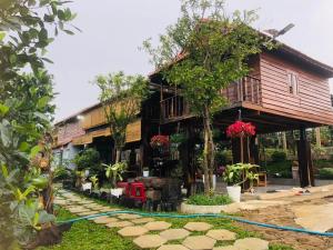 ein Haus mit Garten davor in der Unterkunft Homestay Highland Garden in Phu Yen