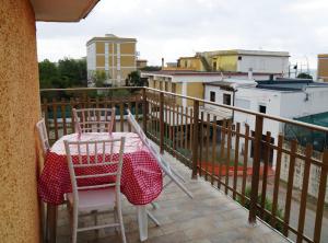 balcón con mesa y sillas en Residence daniele ATTICO VISTA MARE, en Borgo Sabotino