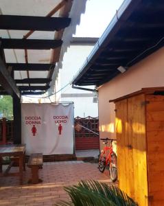 una bicicleta roja estacionada junto a una pantalla blanca en Residence daniele ATTICO VISTA MARE, en Borgo Sabotino