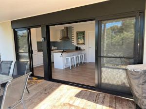 sala de estar y cocina con puertas correderas de cristal en Spacious modern Gem Cozy Haven Lake & Beach oasis., en Lock Sport
