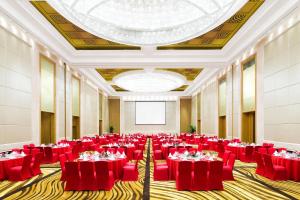 三亚三亚福朋喜来登酒店(免费儿童早餐，亲子活动)的摆放着红色桌椅的大型宴会厅 更多37张照片