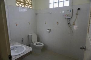 bagno con servizi igienici e lavandino di Smilebeach Resort Khaolak a Khao Lak