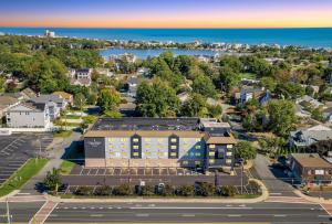 una vista aérea de una ciudad con un edificio en Country Inn & Suites by Radisson Rehoboth Beach - Dewey en Rehoboth Beach