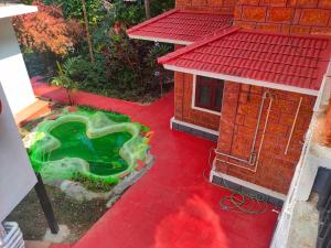 um modelo de casa com telhado vermelho em Kannur Ayurvedic Centre em Kalpatta