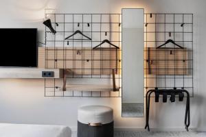 Televízia a/alebo spoločenská miestnosť v ubytovaní Moxy Vienna City East + 37 fotografií