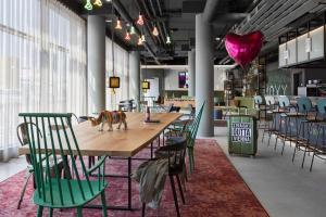 Reštaurácia alebo iné gastronomické zariadenie v ubytovaní Moxy Vienna City East