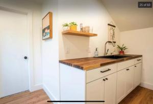een keuken met witte kasten en een wastafel bij inactive account in Redding