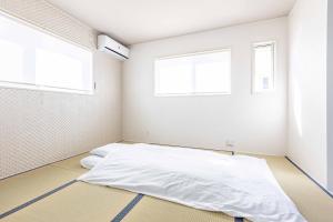 Postel nebo postele na pokoji v ubytování Nanki Shirahama Venus