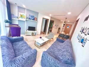 - un salon avec deux canapés et une télévision dans l'établissement Around KLCC area vortex apartment, à Kuala Lumpur