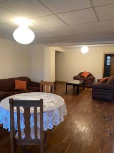 ein Wohnzimmer mit einem Tisch und einem Sofa in der Unterkunft Apartamento en la Av. Arce in La Paz