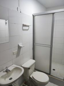 ein Bad mit einem WC, einem Waschbecken und einer Dusche in der Unterkunft Hospedaje villa luz in Pitalito