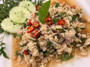 un'insalata con verdure su un piatto bianco di Smilebeach Resort Khaolak a Khao Lak