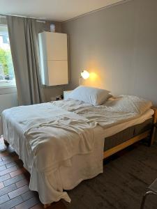 ein Schlafzimmer mit einem großen Bett mit einer Lampe in der Unterkunft Storahuset Helsingborg in Helsingborg