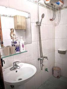 y baño con lavabo y espejo. en Trường Yến Hotel Ninh Bình en Ninh Binh