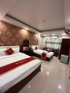 Giường trong phòng chung tại Khách Sạn Nam Sơn